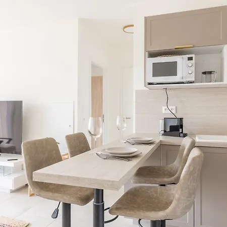 Le 72 Contemporain - Les Arenes Apartment